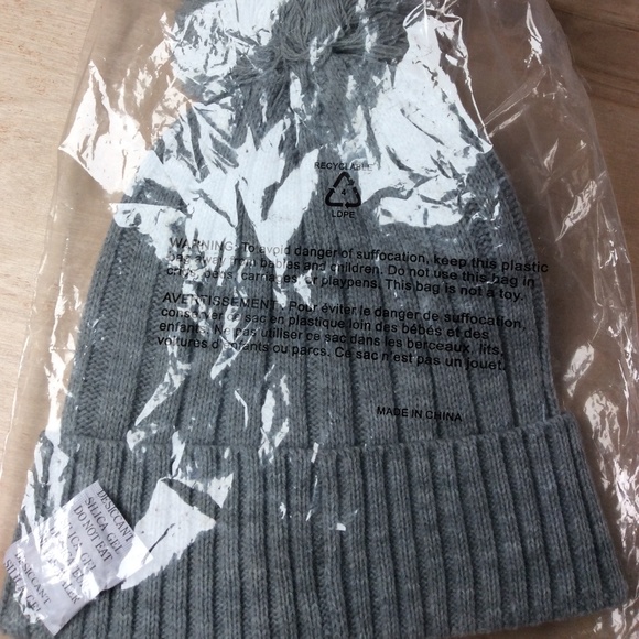 NWT Michael Michael Kors Gray Knit Beanie Pom Pom MK OS Hat New $48. - Picture 6 of 10
